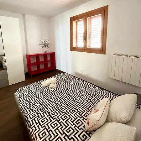 Lovely Ensuite Double In Shared In The Centre Of Santa Eularia - Close To The Beach, Shops, Bars And Restaurants Guest house 3*