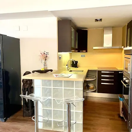Lovely Ensuite Double In Shared In The Centre Of Santa Eularia - Close To The Beach, Shops, Bars And Restaurants Vendégház